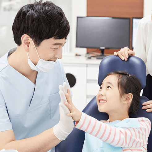お子様を褒める歯科医師