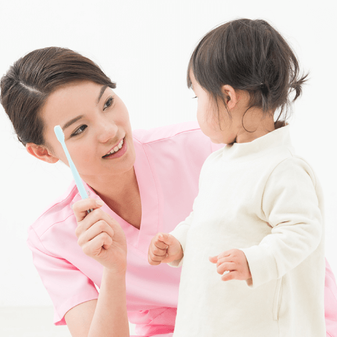 お子様に説明する歯科衛生士