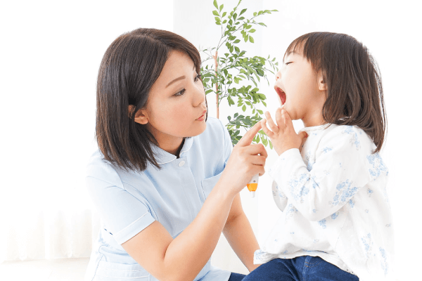 診察を受けるお子様